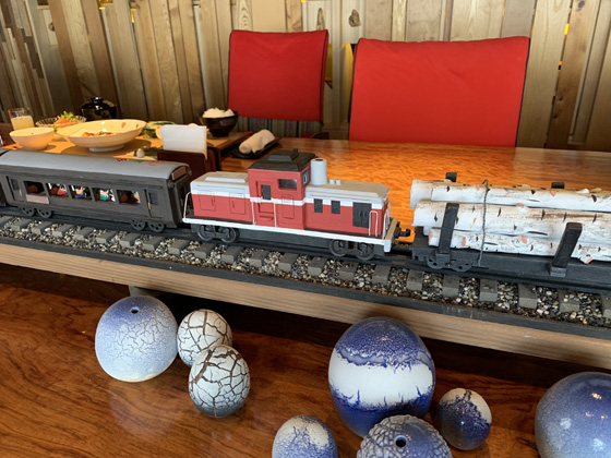 オーベルジュ北の暖暖の朝食会場の鉄道模型